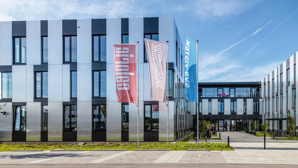 Frei Fahnenmasten vor einem modernen Gebäude