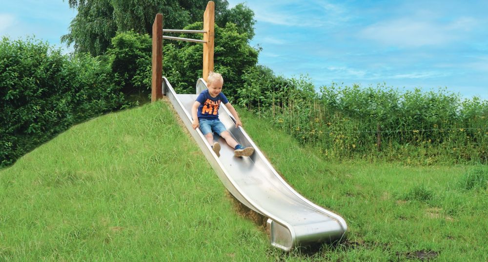 Junge auf Rutsche