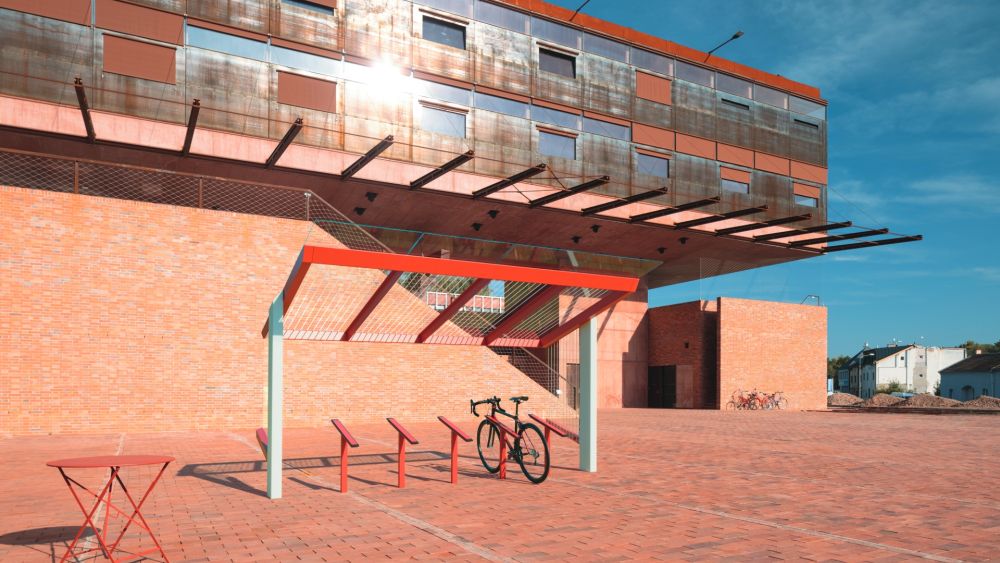 überdachter Fahrradständer vor Sporthalle