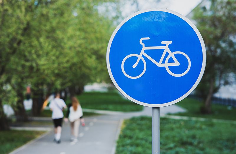 Verkehrsschilder zeigen an, wo Radfahrer fahren dürfen und wo nicht.