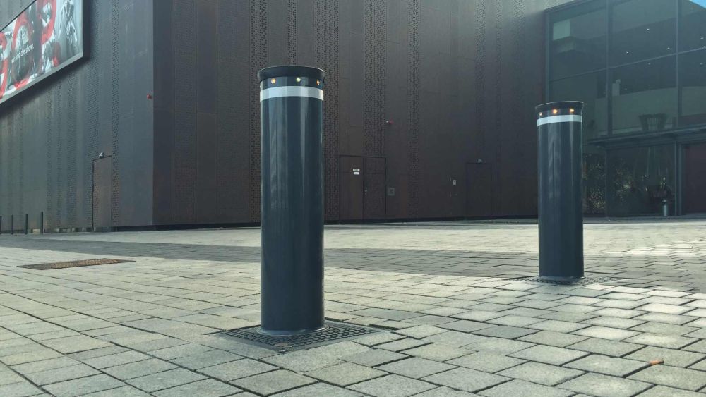 Zwei versenkbare Poller auf einem gepflasterten Weg