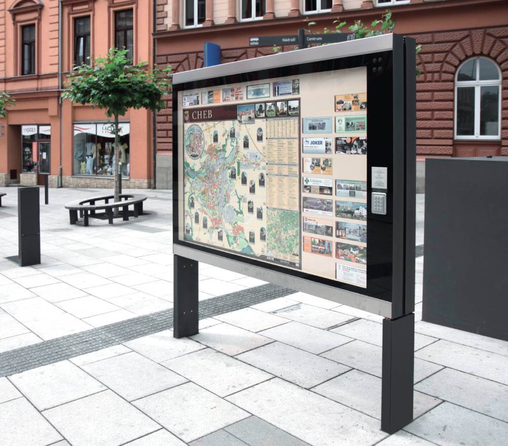 Moderner Standschaukasten auf einem hellen Platz in der Altstadt