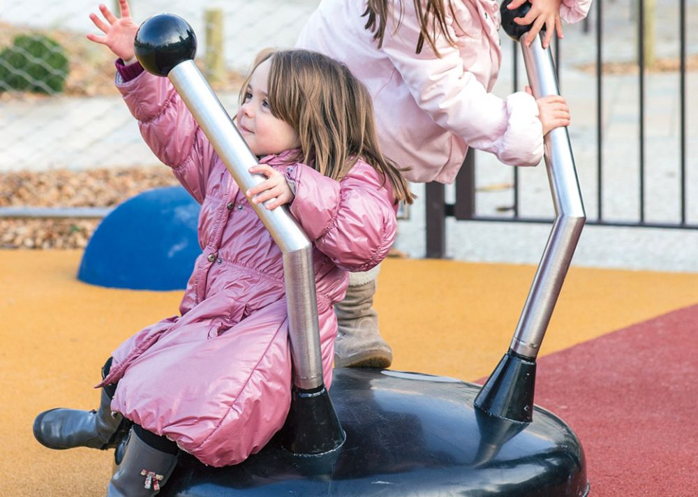 Klettertier ANT auf dem ein Kind sitzt und spielt