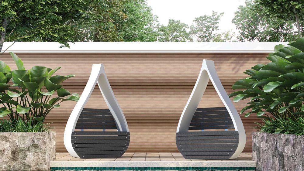 Weiße Sitzbank in geschwungener Form aus upgecyceltem Material 