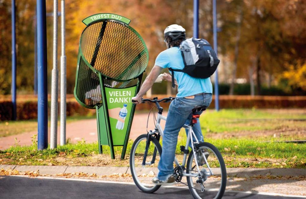 Abfallbehälter BINSWINGER aus Stahl an einem Radweg