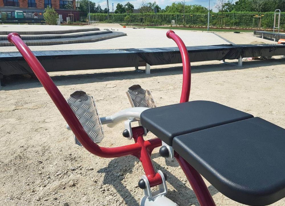 Nahaufnahme eines Outdoor Fitnessgerätes auf sandigen Untergrund