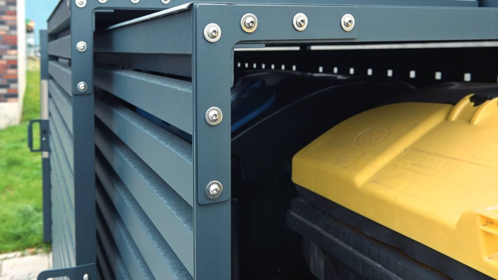 Mülltonnenbox aus Metall in Nahaufnahme