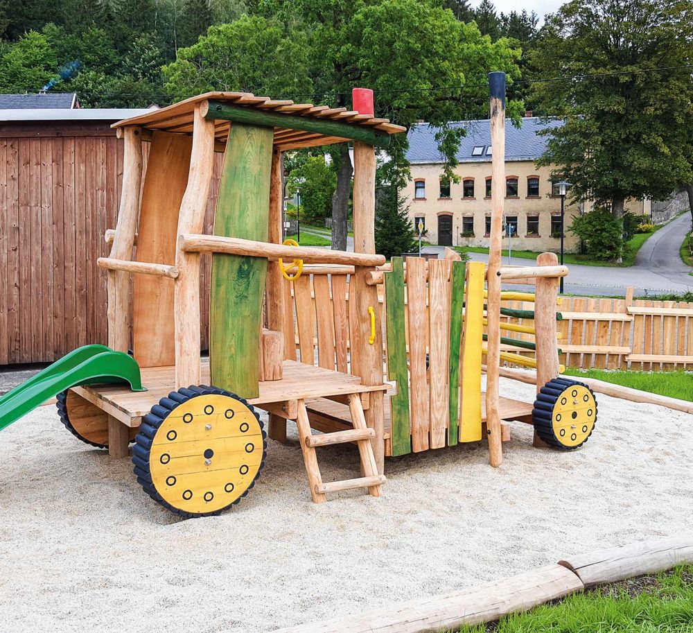 Spielkombination Boro aus Holz in Traktorform mit Rutsche