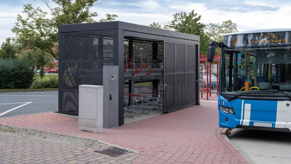 Multiport in der Nähe einer Bushaltestelle platzieren