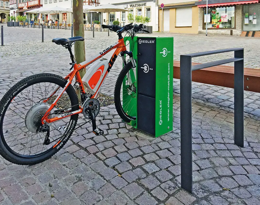 Fahrradabstellanlage VELO-CONNECTOR mit Türen aus Edelstahl