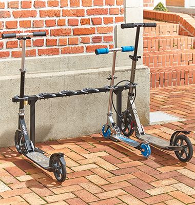 Scooter Parker MANILA mit drei abgestellten Rollern