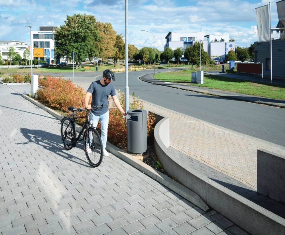 Fahrradfahrer auf dem Fußweg an der Straße