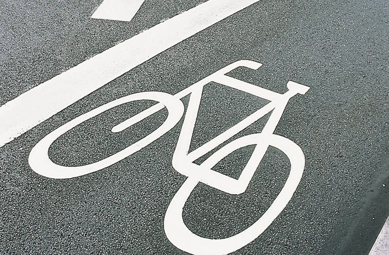 Eine durchgezogene, breite Linie begrenzt den Radfahrstreifen.