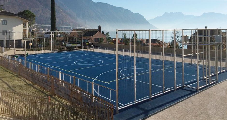 Sportanlage Citybox umzäunt mit Toren und Basketballkorb