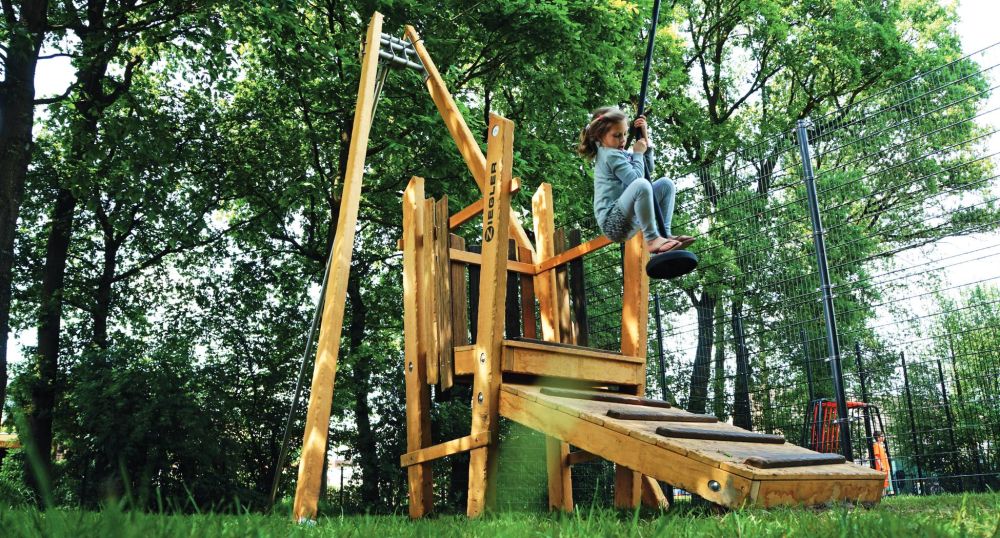 Mädchen auf Seilbahn Flying Fox