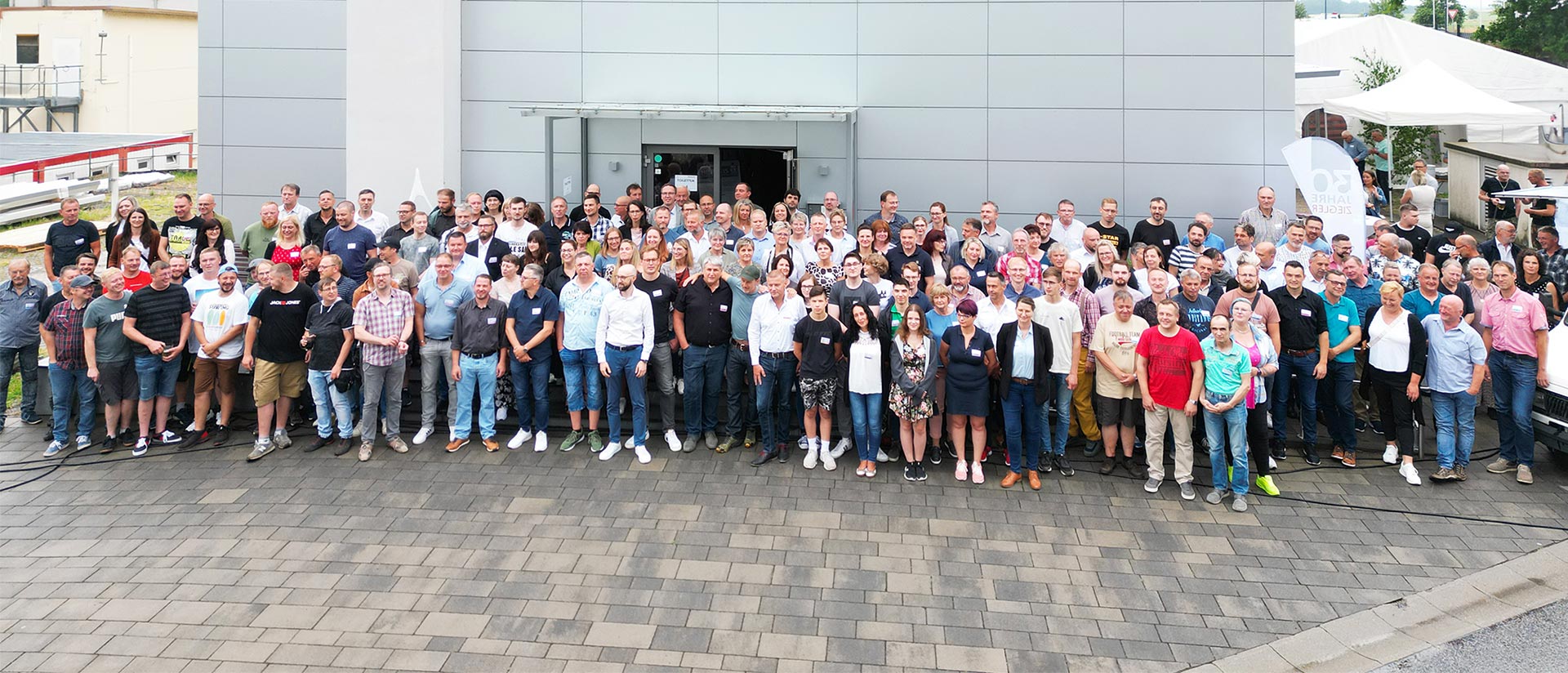 ZIEGLER Mitarbeiter in Nebelschütz vor dem Eingang des Verwaltungsgebäudes