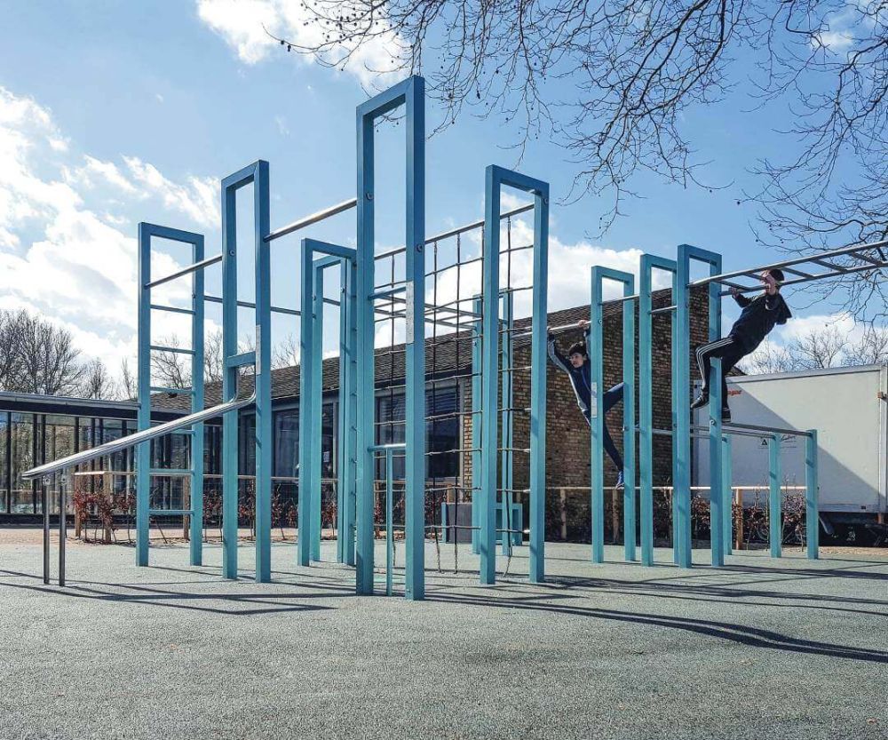 Zwei Jungs auf einer großen blauen Calisthenics Anlage
