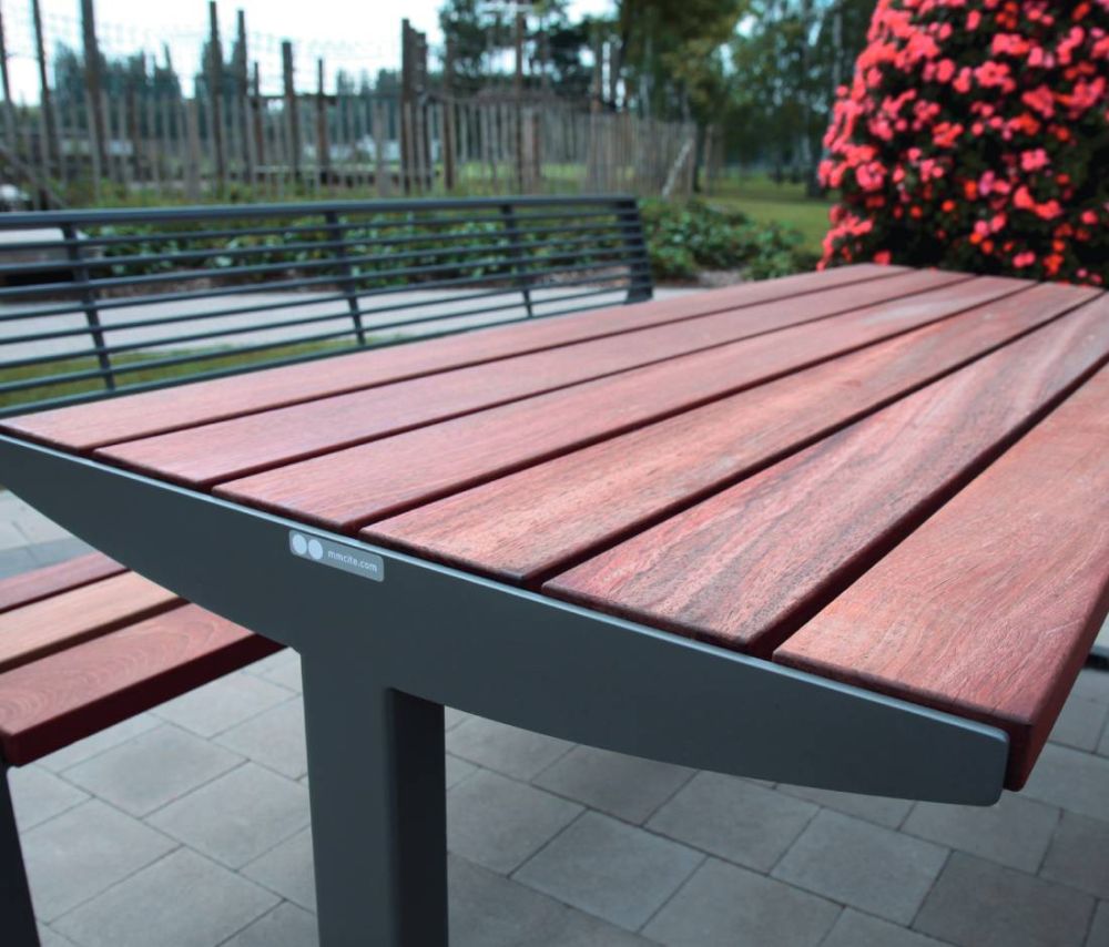 Outdoor Tisch aus Jatoba Holz mit Metall in Nahaufnahme