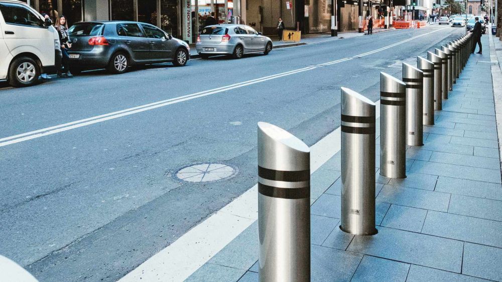 Eine Reihe an Hochsicherheitspollern stehen am Straßenrand