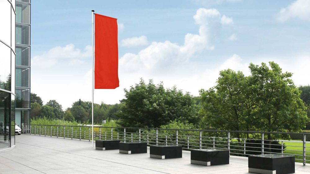 Roter Fahnenmast auf einer großen Terrasse