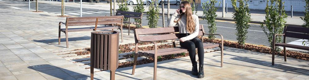 Sitzbank CITIZEN ECO mit Abfallbehälter CITIZEN aus durchgefärbtem ReBnew-Recycling-Kunststoff