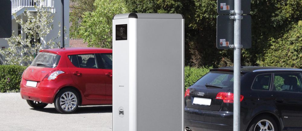 Parkplatz mit E-Ladesäule Colom