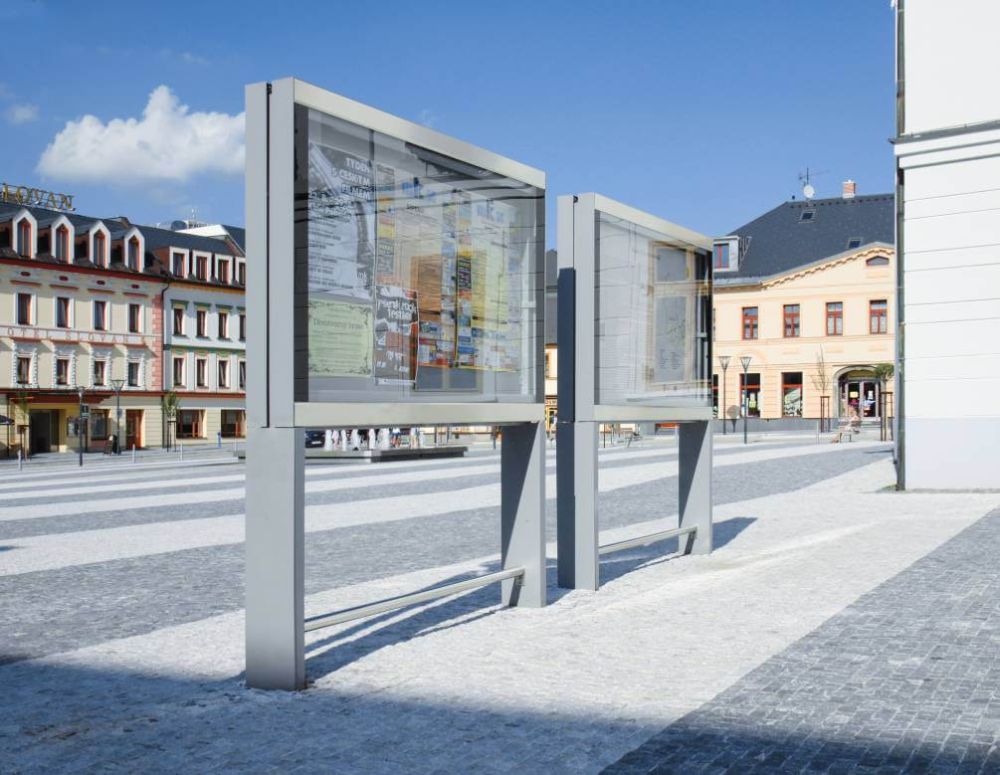 Zwei Schaukästen stehen auf einem Platz in der Innenstadt
