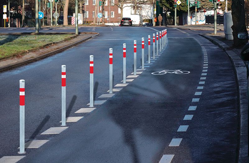 Radwege können durch bauliche Maßnahmen von der Straße getrennt werden.