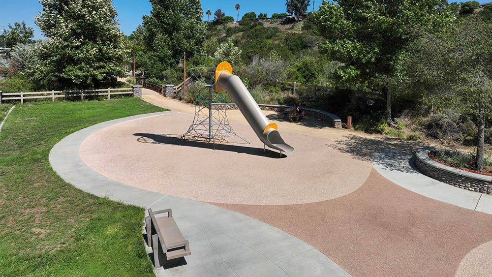 Kletterturm auf einer offenen Spielplatzfläche