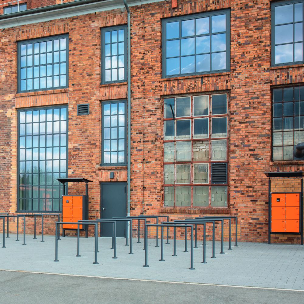 Fahrradständer vor einem Betriebsgebäude