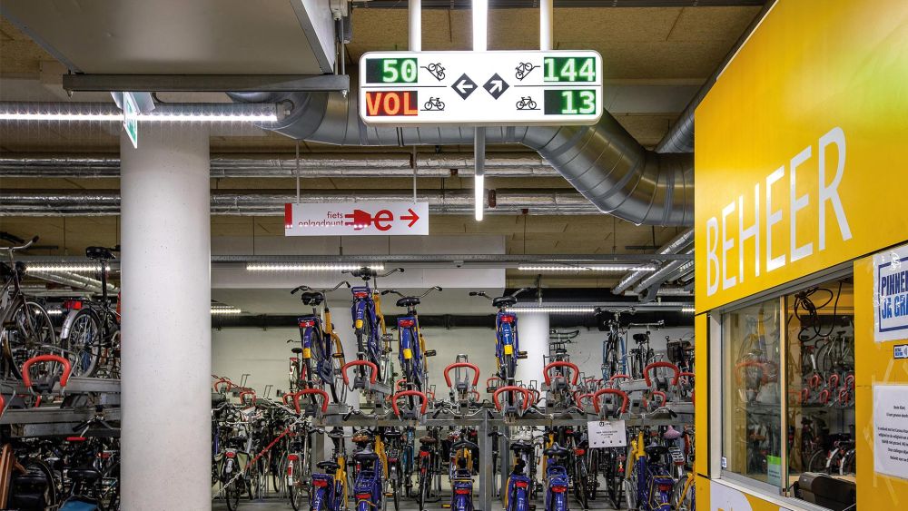Anzeige frei Fahrradparkplätze an der Dacke im Fahrradparkhaus von Lumiguide
