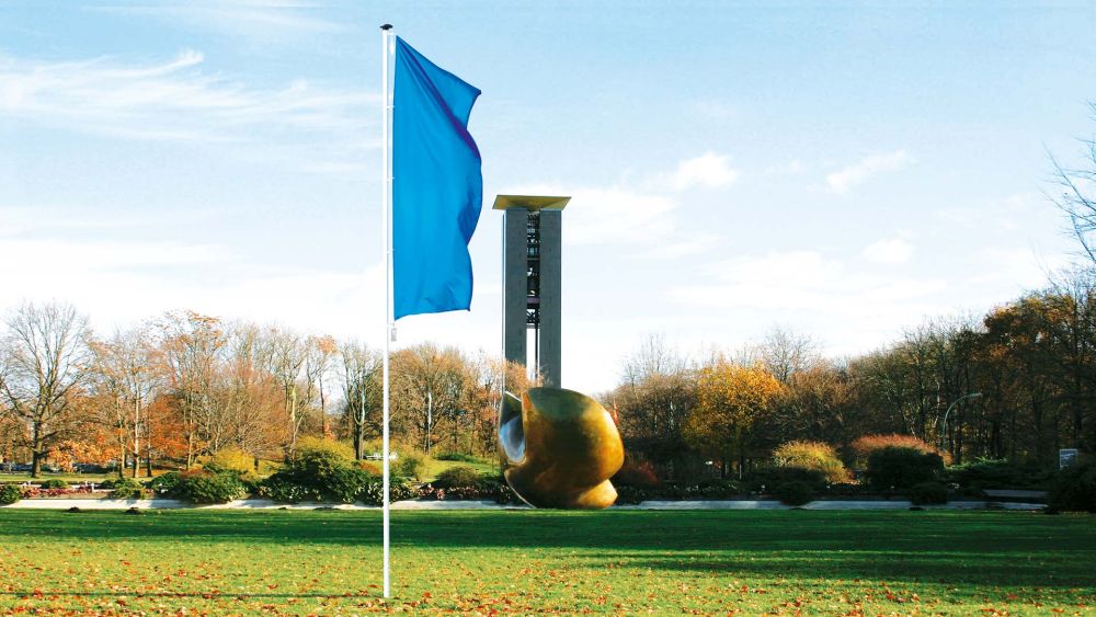 Fahnenmast mit blauer Flagge in einem Park