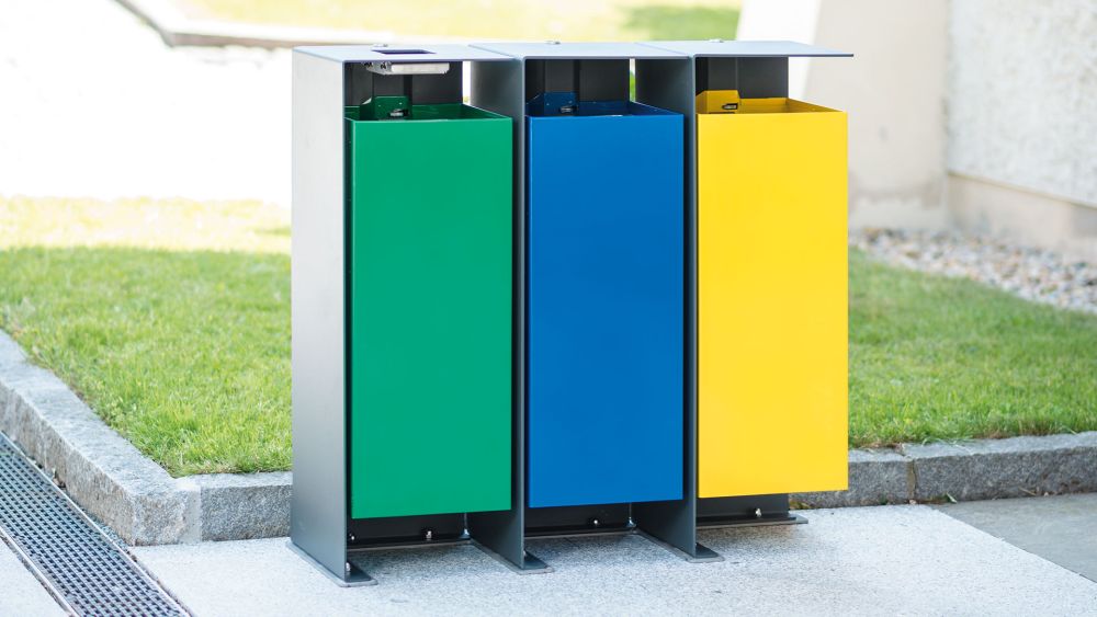 Drei Abfallbehälter in verschiedenen Farben zur Mülltrennung