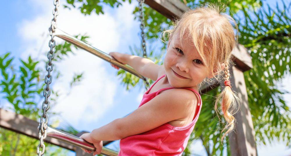 Mädchen auf Klettergerüst