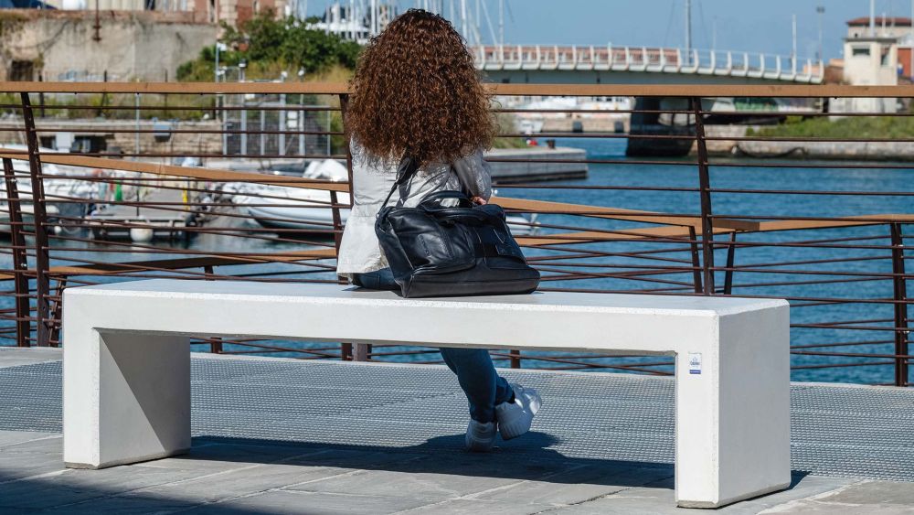 Weiße Sitzbank ANDROMEDA am Hafen