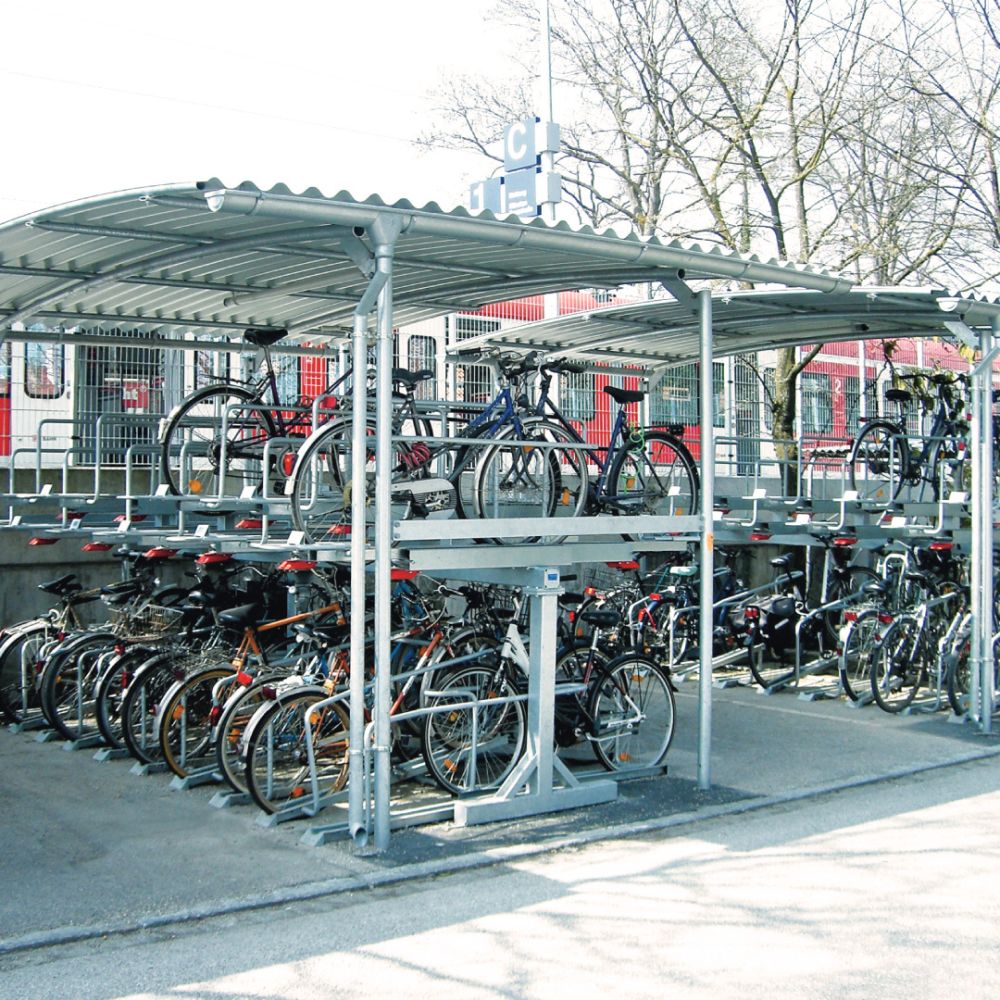 Doppelstockparker am Bahnhof