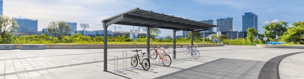 Fahrradüberdachung mit einer Dacheindeckung aus rahmenlosen PV-Modulen