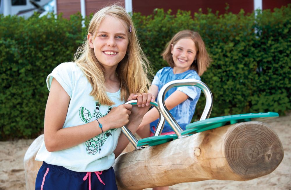 Zwei Mädchen auf Wippe